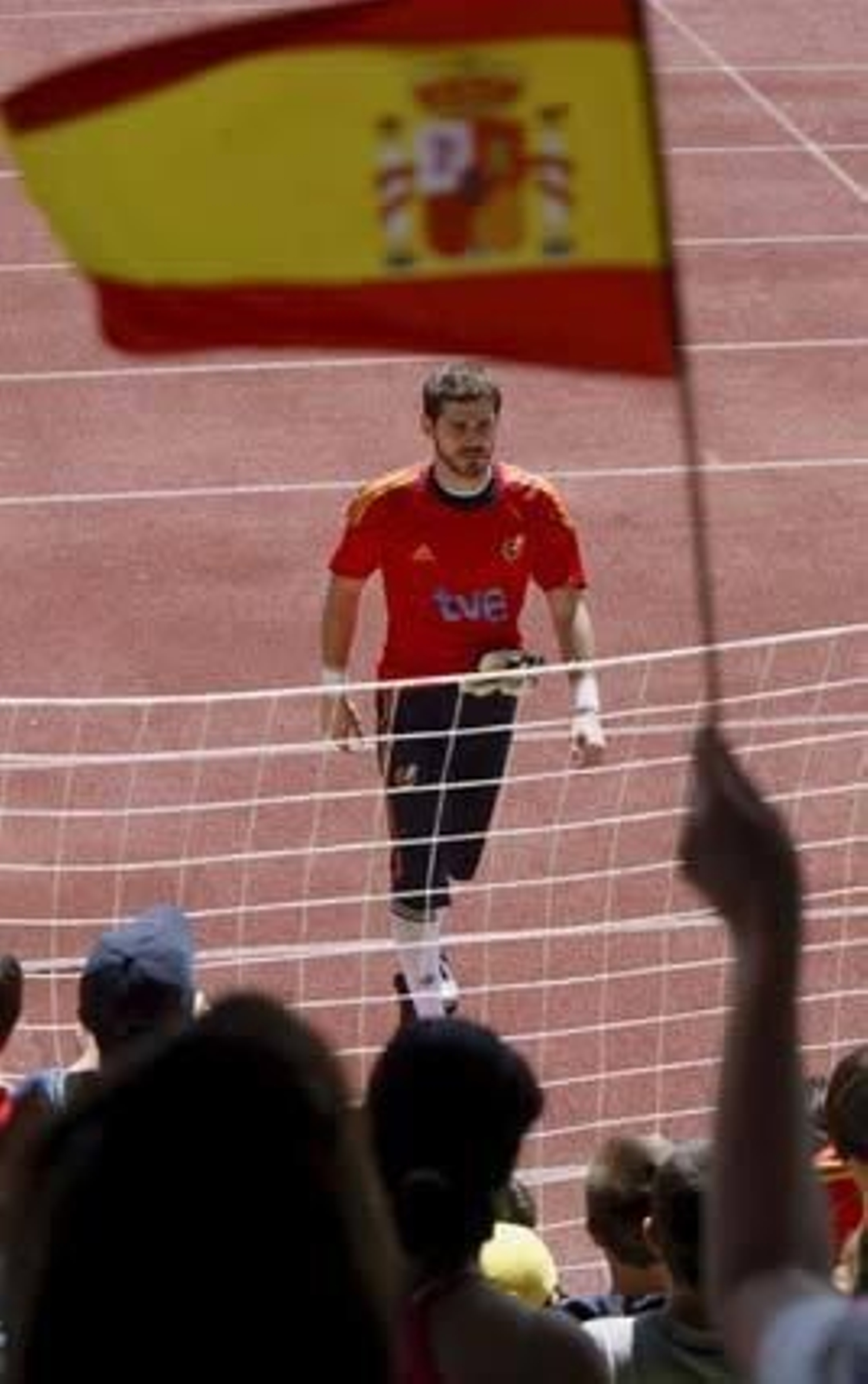 Caballería, folclore y alquitrán para recibir a la "Furia Roja"