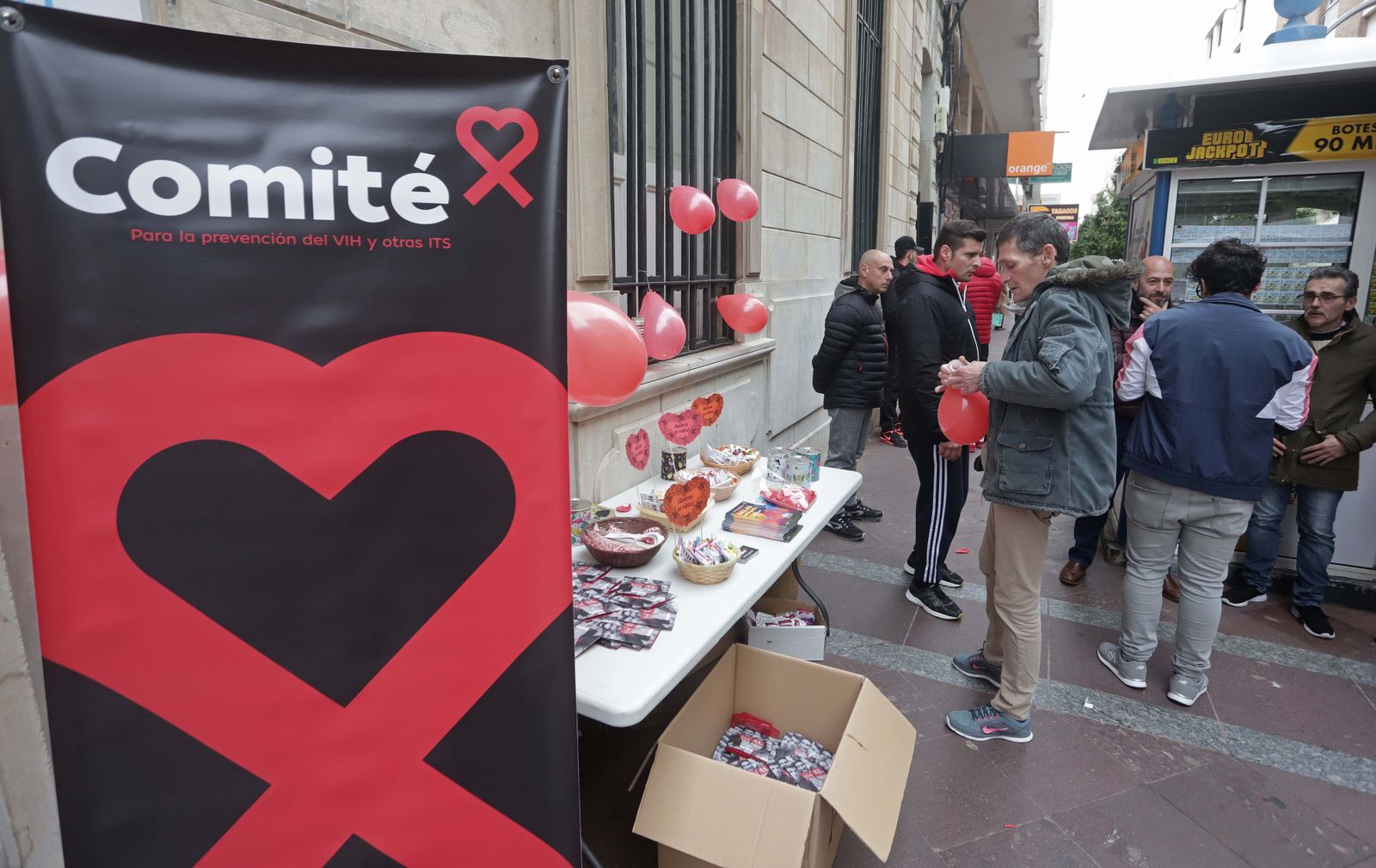 Reparto de preservativos para la prevención de las infecciones de transmisión sexual.