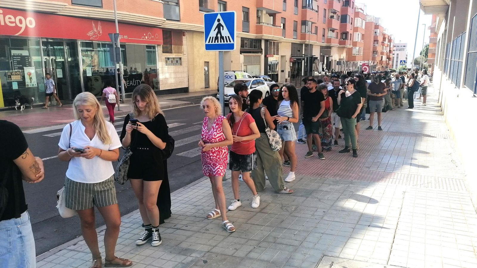 Larga fila a las puertas del Hotel Elba. Larga fila a las puertas del Hotel Elba.