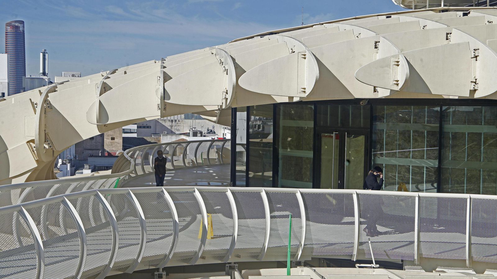 Otra vista del local de eventos de las setas, que no tiene actividad actualmente.