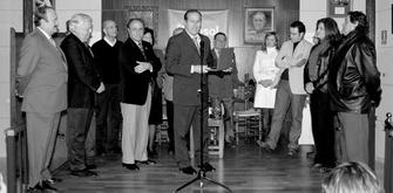 Emilio Aragón, en el centro, recoge la insignia durante el acto en la peña Tío José de Paula.