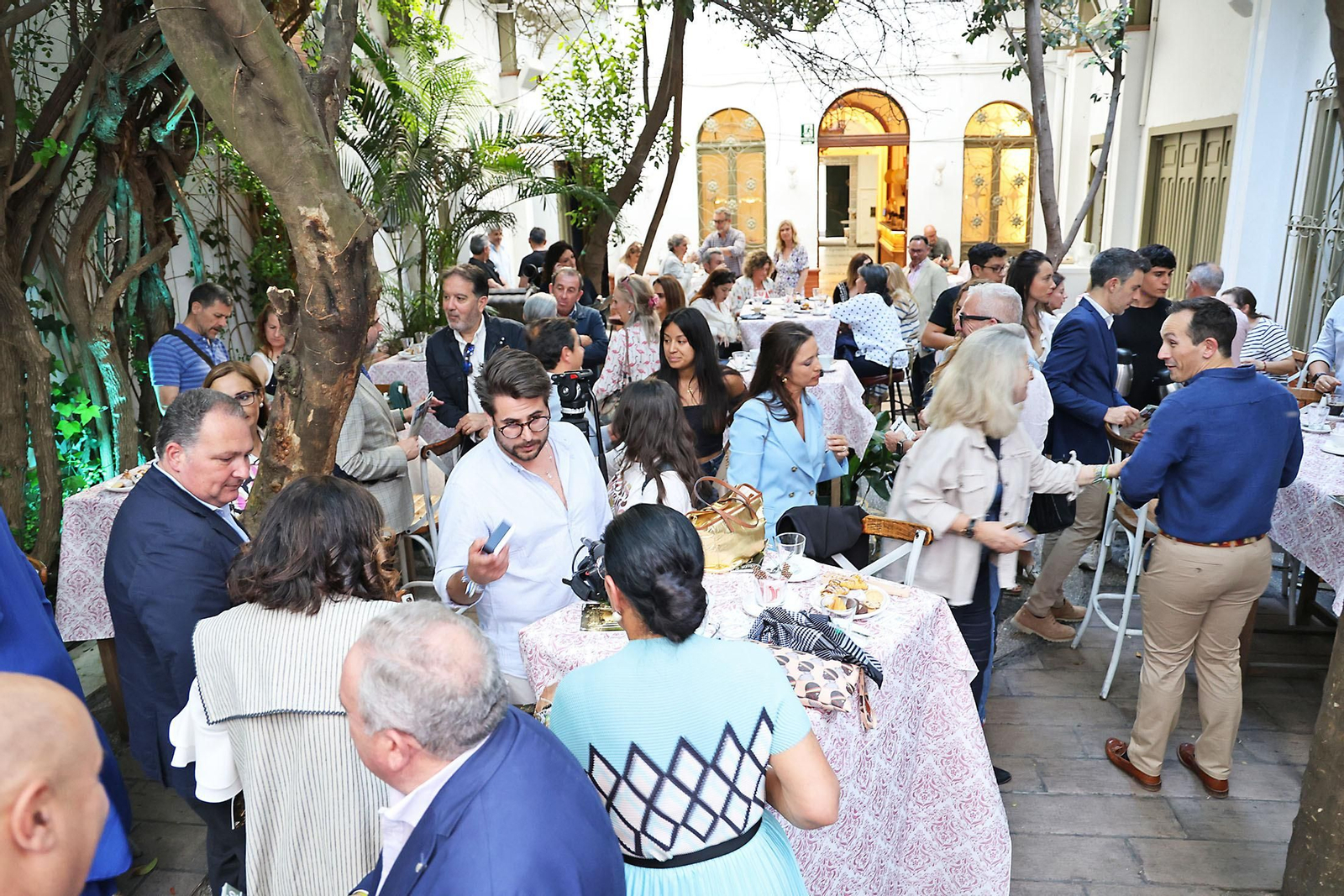 Imágenes de la presentación de la Guía del Rocío 2024 de Huelva Información