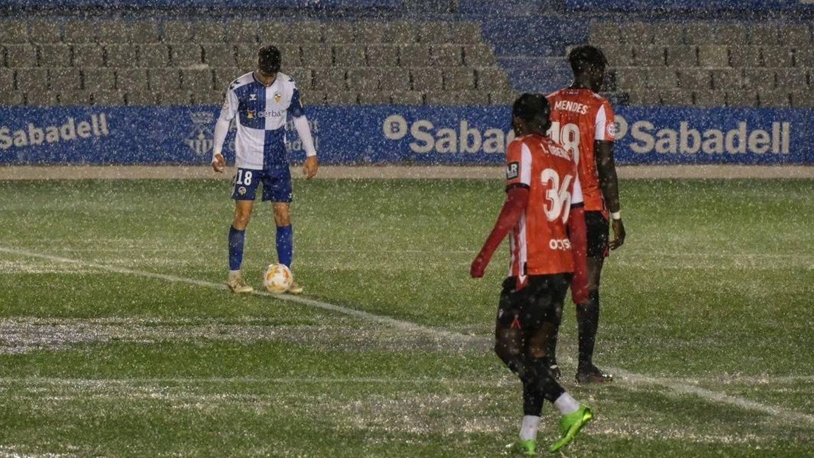 El Sabadell-Cartagena, en pleno chaparrón de lluvia y granizo.