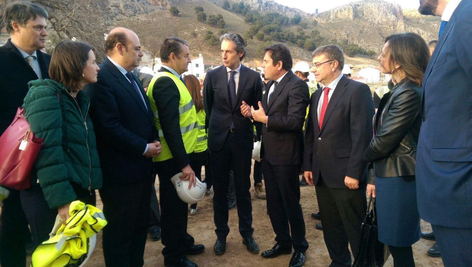De la Serna, en el centro, con el delegado del Gobierno en Andalucía, Antonio Sanz, a la izquierda.