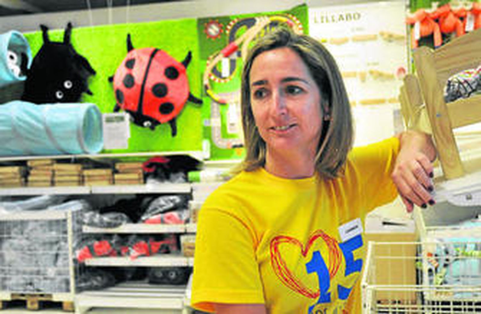 Carmen Spínola, directora de la tienda de Ikea en Sevilla, con la camiseta conmemorativa de los 15 años en España.