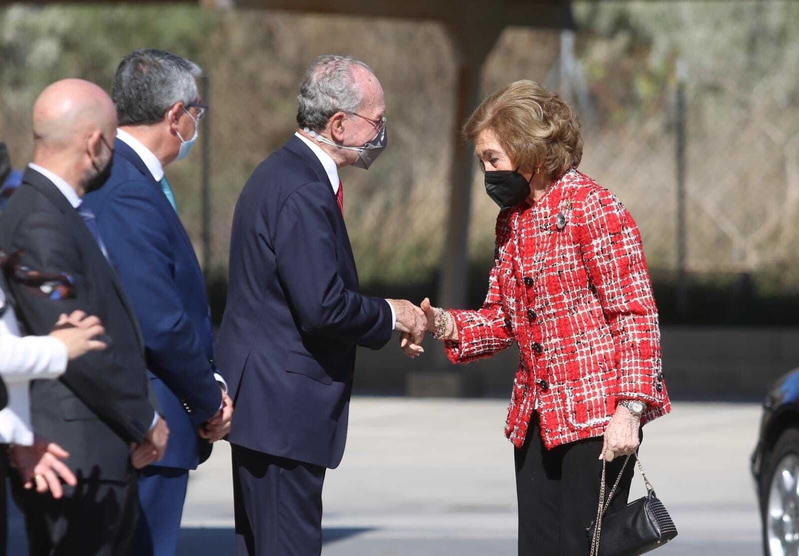 La Reina Sofía saluda al alcalde de Málaga