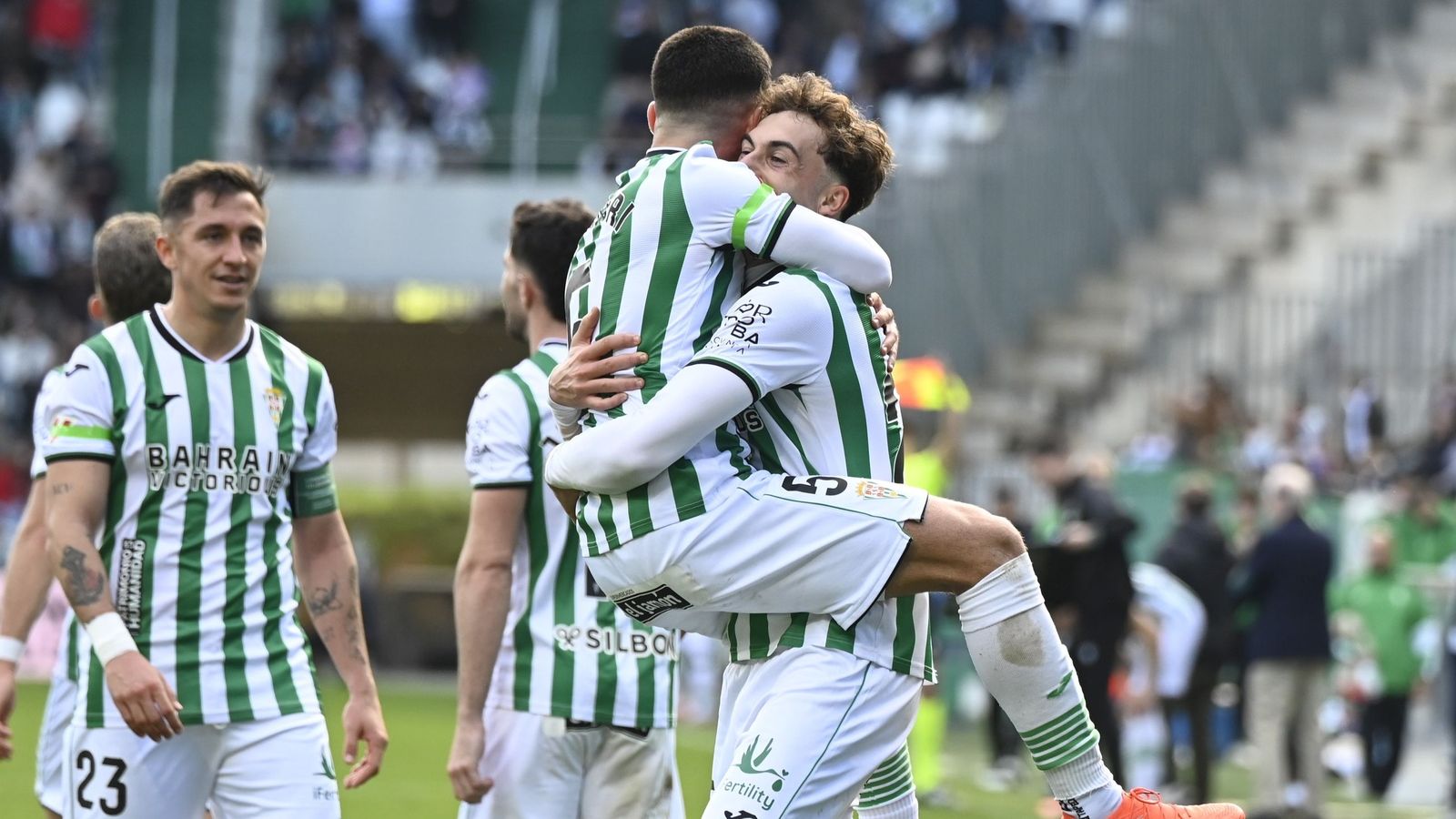 Diego Bri abraza a Mikel Goti tras su gol en el Córdoba CF - Leganés.