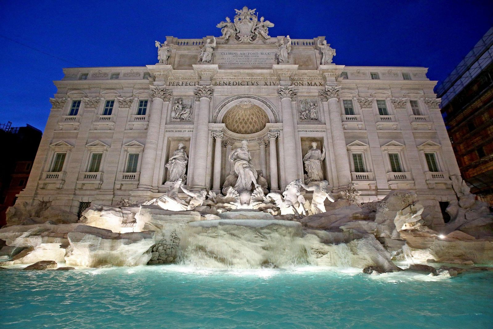 Una vista de la sinigual Fontana di Trevi en Roma.