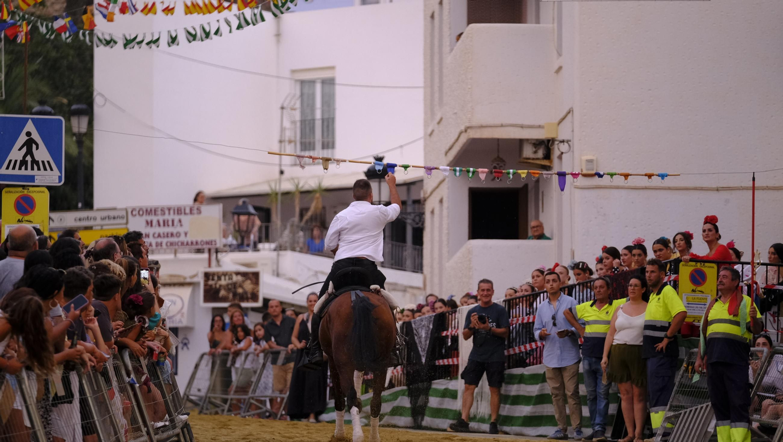 La popular carrera de cintas a caballo de las Fiestas de Mojácar, en imágenes
