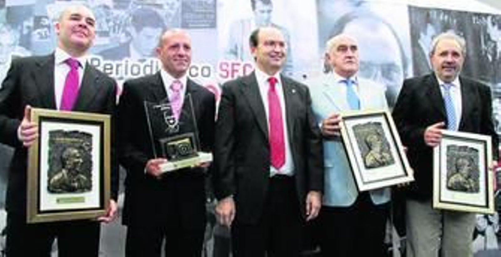 Eduardo Florido, Manuel Gómez, el presidente José Castro, José Antonio Sánchez Araújo y Antonio García Barbeito, ayer tras la entrega de los premios.