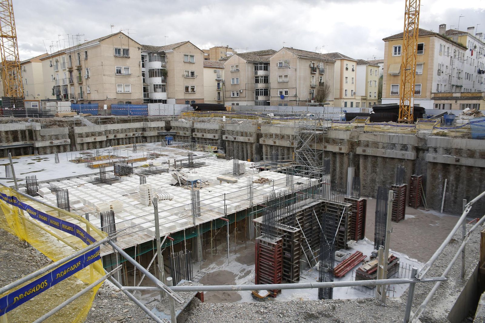 La primera planta del nuevo edificio ya es visible desde la calle.