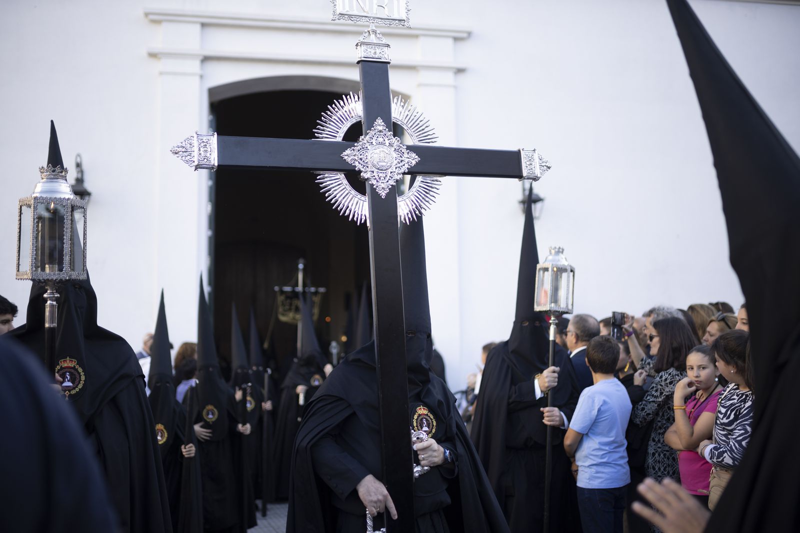 La Hermandad del Santo Entierro de la Semana Santa de Huelva 2023, en imágenes