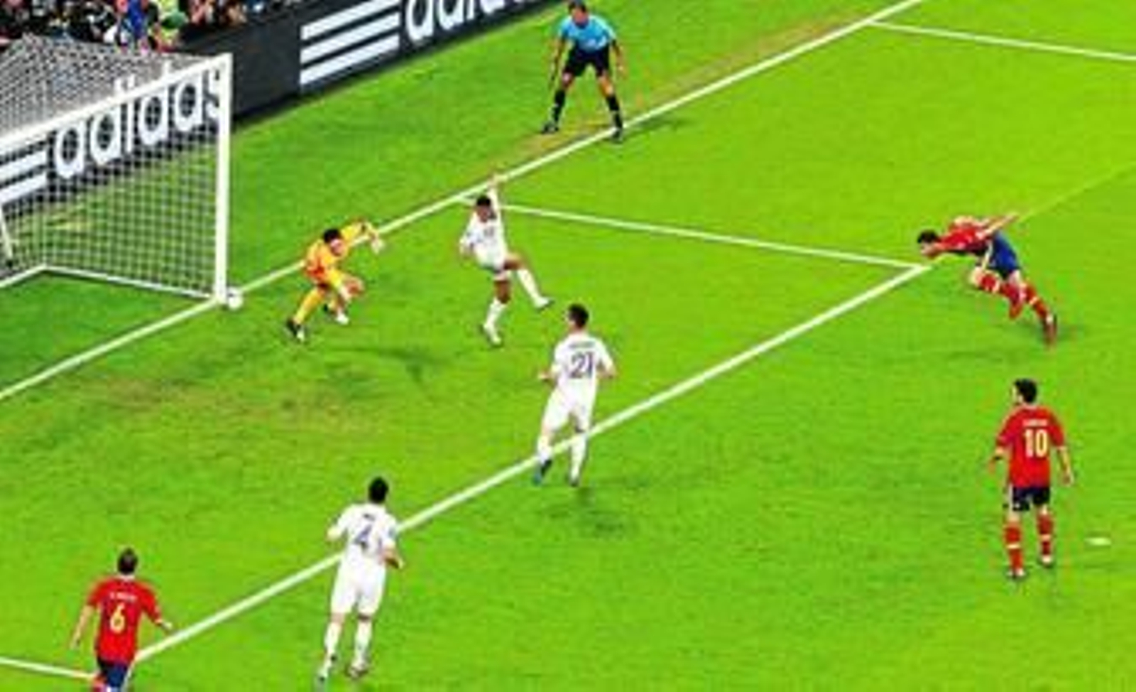 Xabi Alonso remata de cabeza para anotar el primer tanto, batiendo a Lloris y engañando a Clichy.