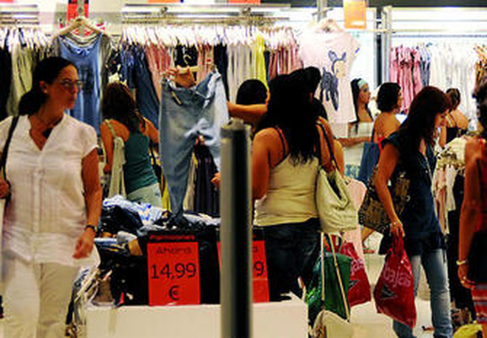 Algunos ciudadanos acuden a las rebajas el pasado miércoles.