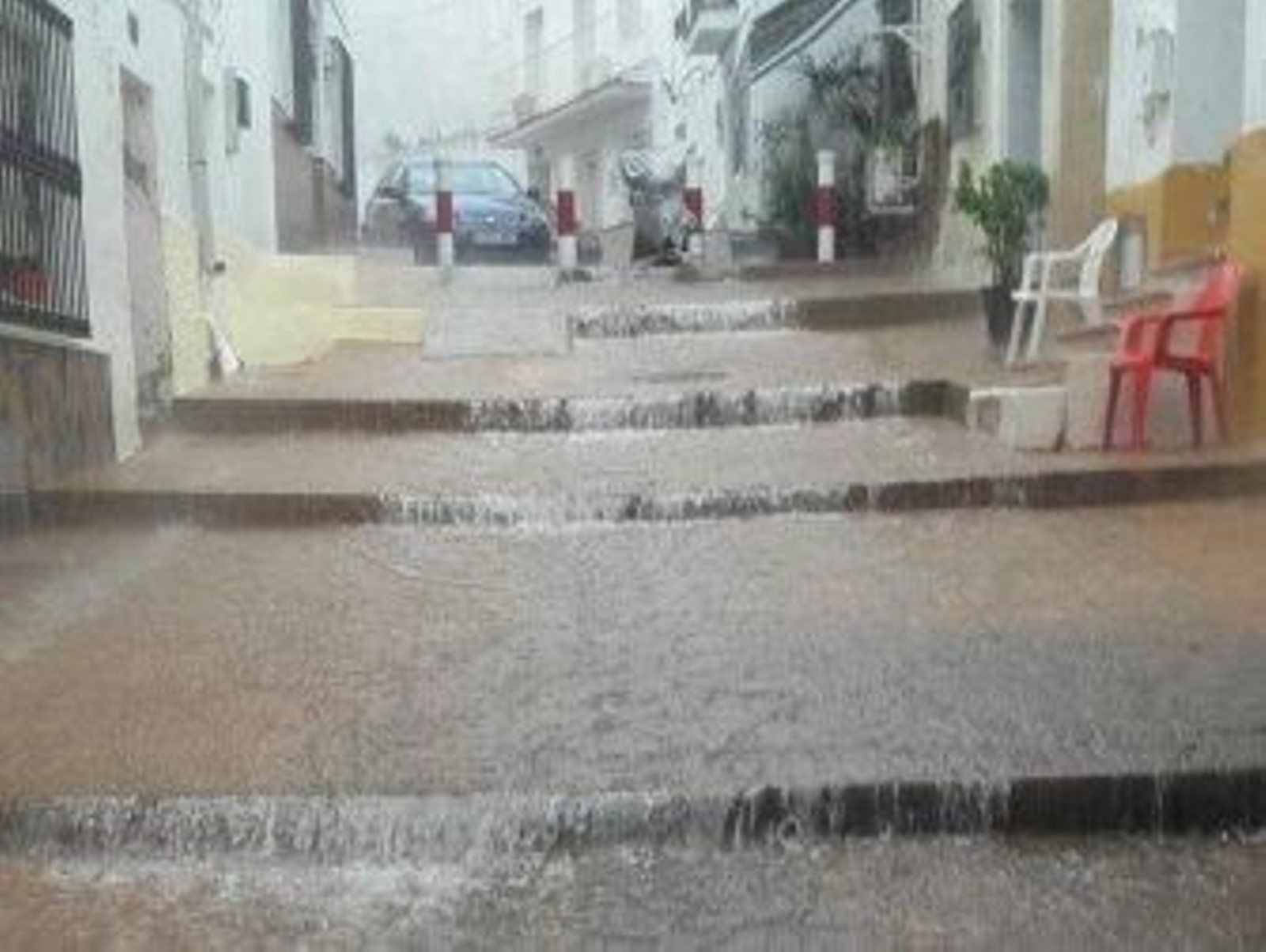 La lluvia anega calles, viviendas y sótanos en la provincia