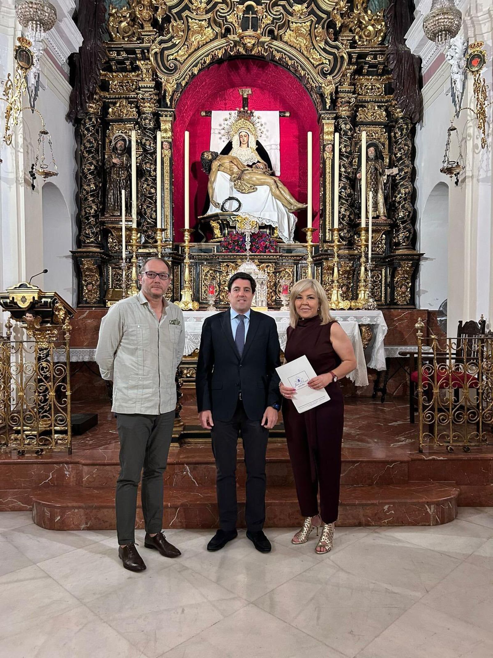 Fotografía de familia en el momento del acuerdo