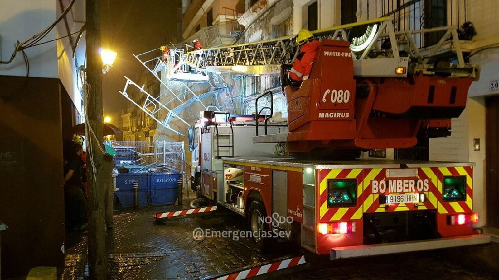 Los bomberos atienden una de las incidencias ocurridas en la capital