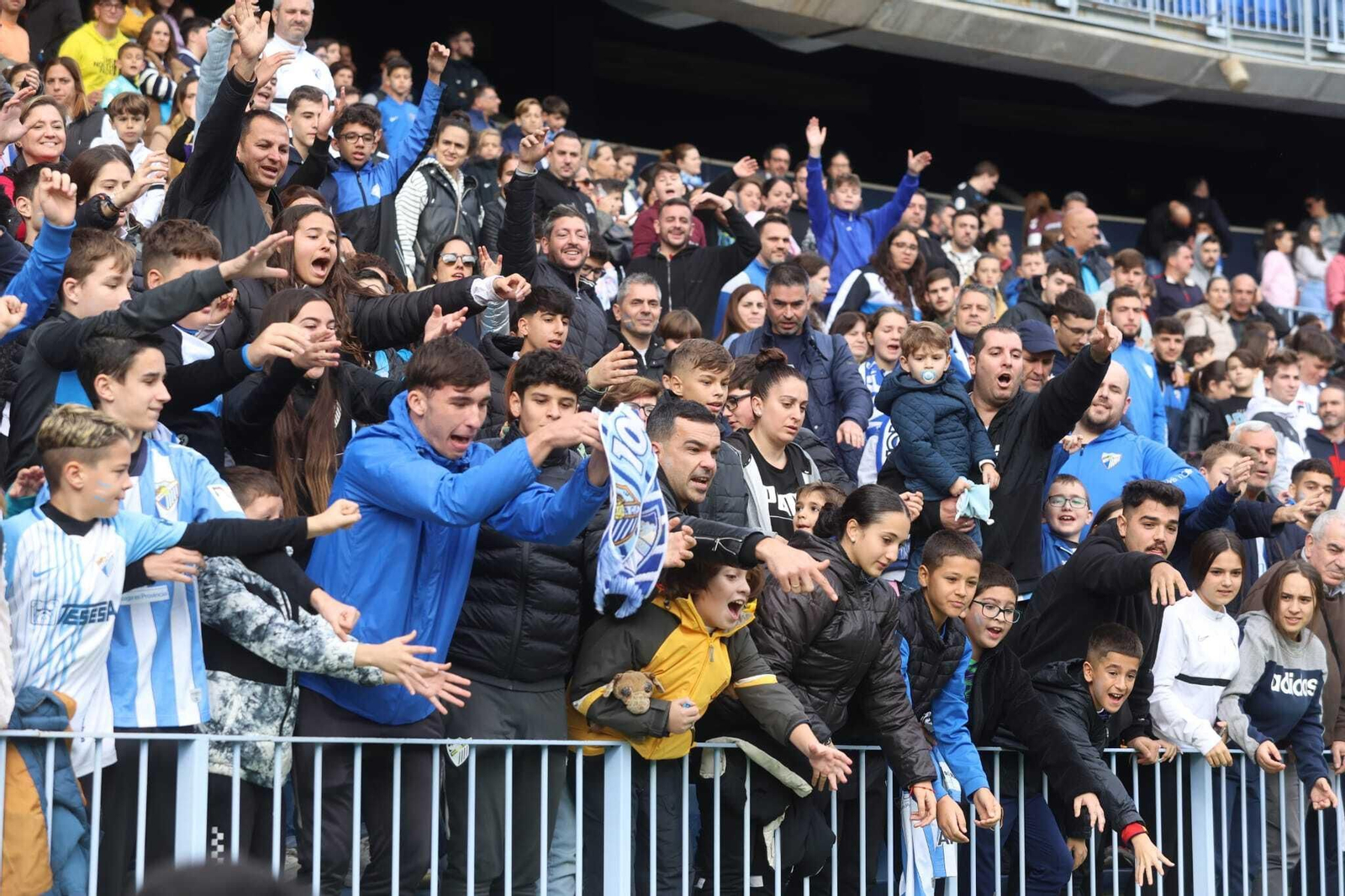 Miles de malaguistas apoyan al equipo en la víspera de Reyes