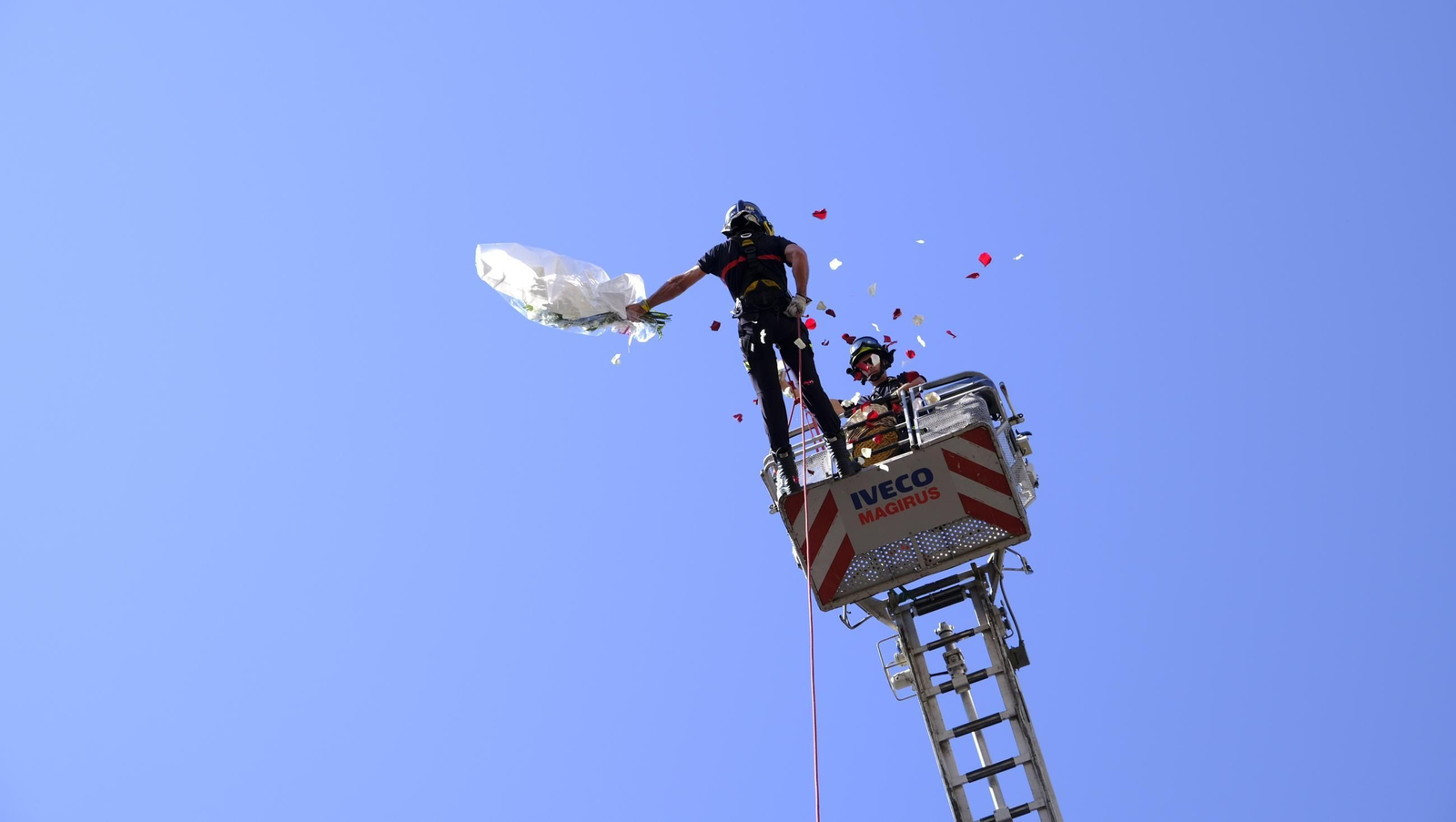 La ofrenda floral a la Virgen del Mar en la Feria de Almería 2025, en imágenes