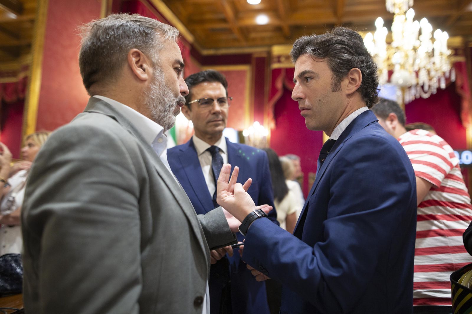 Imagen de un encuentro entre Jacobo Calvo, Paco Cuenca y jorge Saavedra antes de un pleno extraordinario en el Ayuntamiento de Granada