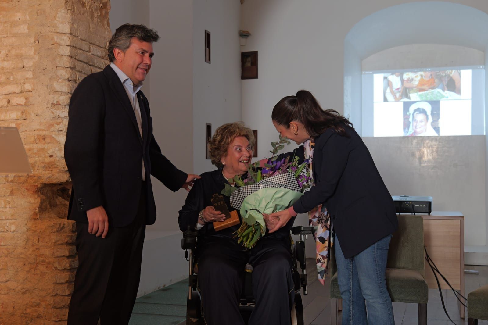 Juana Josefa Rodríguez Dacosta recibiendo el homenaje de manos de Carolina Reyes junto a Adolfo Verano.