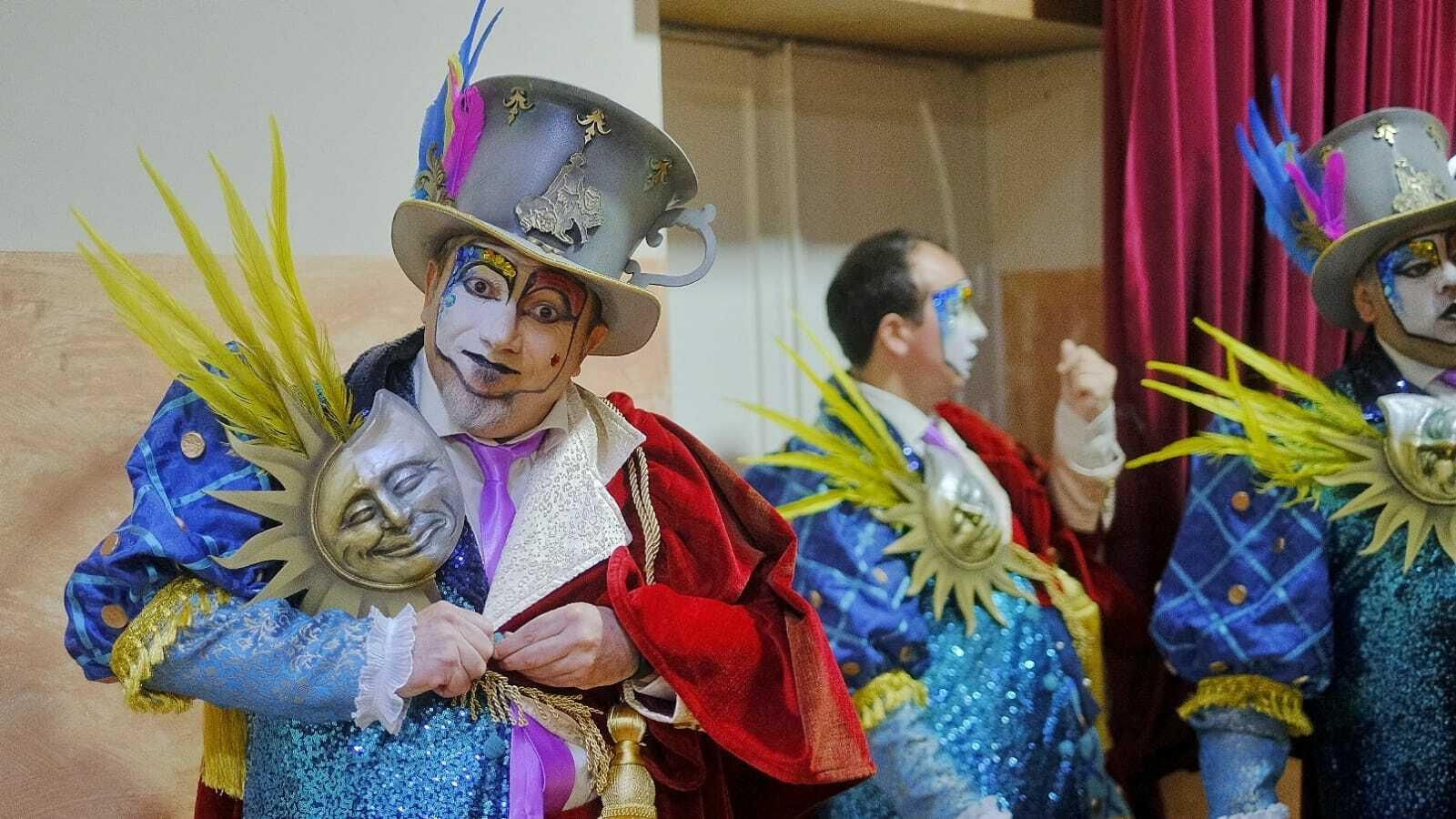 Los carnavaleros de la murga uruguaya que participa en el Concurso como la comparsa 'La Gaditana que volvió'.