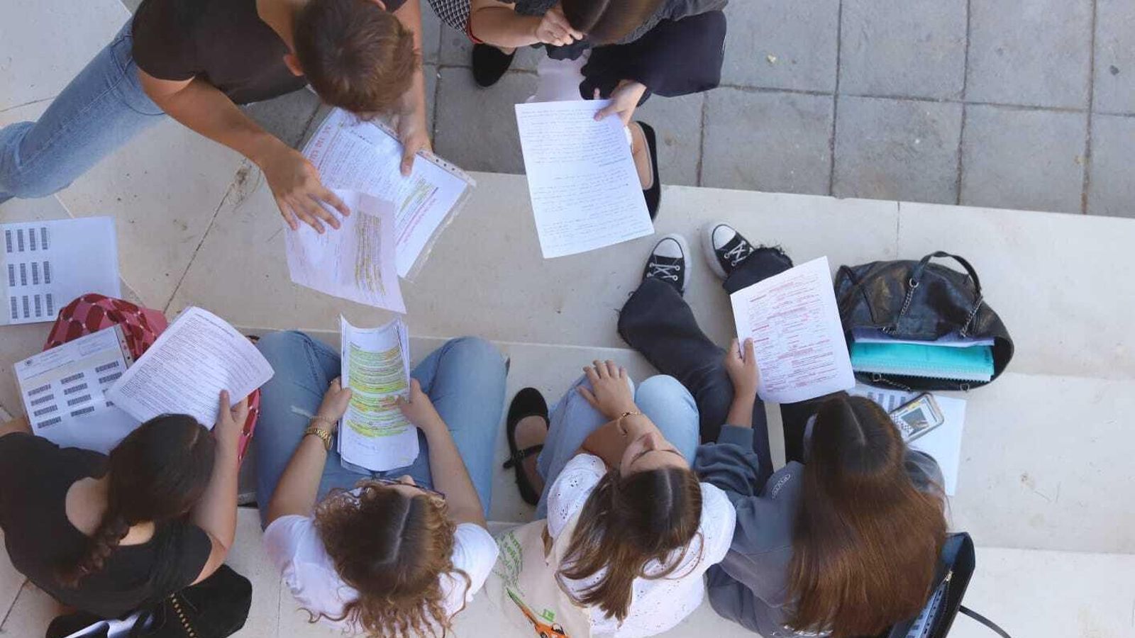 Estudiantes repasando apuntes para exámenes de la PEvAU en Málaga.