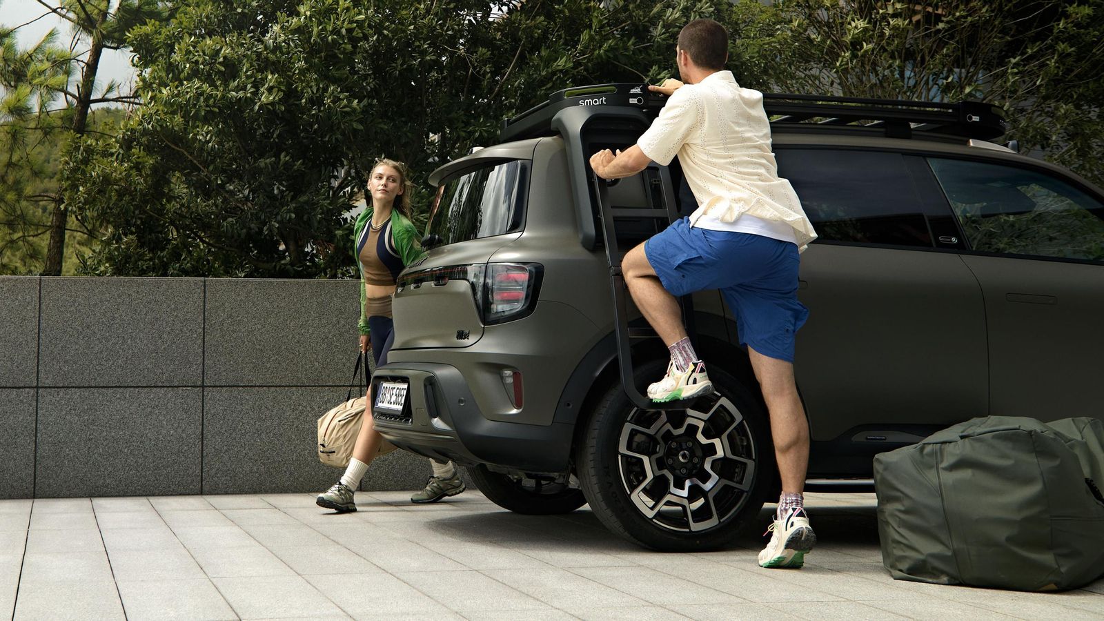 Una de los paquetes disponibles para este Smart permitirá montar diversos accesorios pensados para el tiempo de ocio como una escalera para acceder al portaequipajes del techo o un cajón exterior para situar en él objetos sucios.