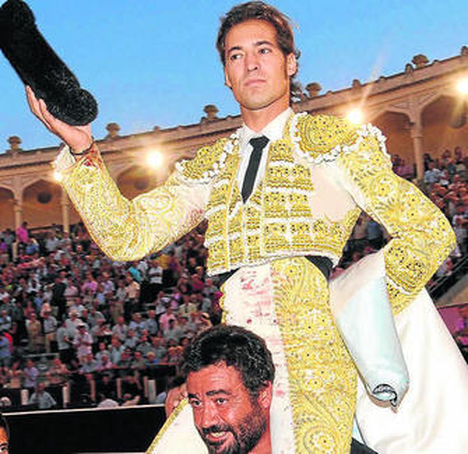 César Jiménez, en su salida a hombros en Albacete.