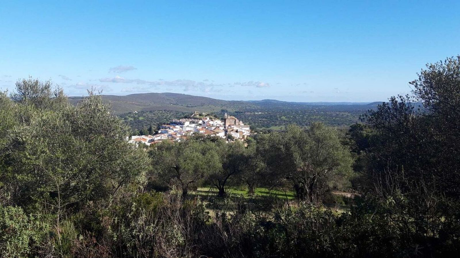 El Castillo de las Guardas visto desde un sendero