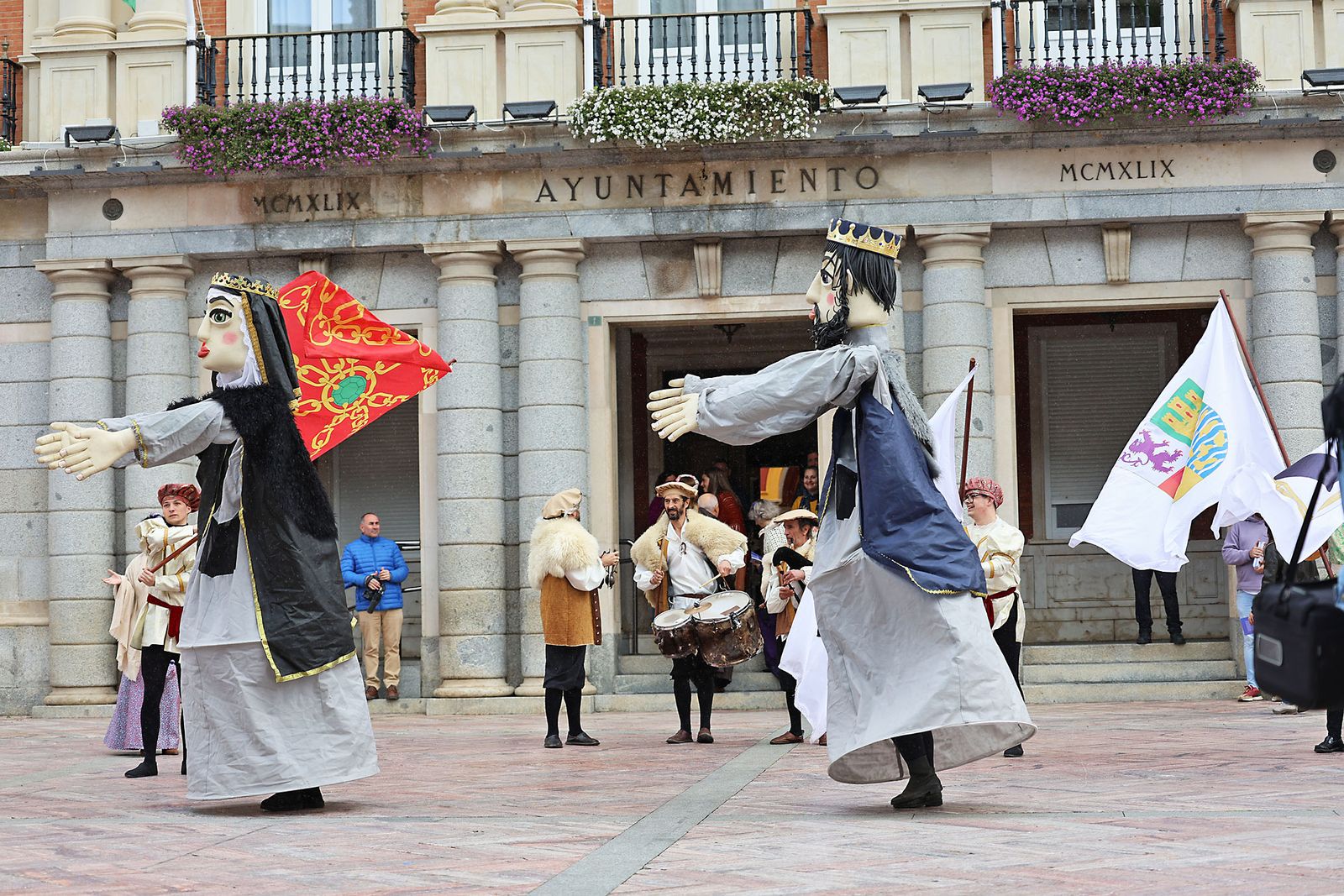 Imágenes del pasacalles de la Feria Medieval de Palos de la Frontera por las calles de Huelva