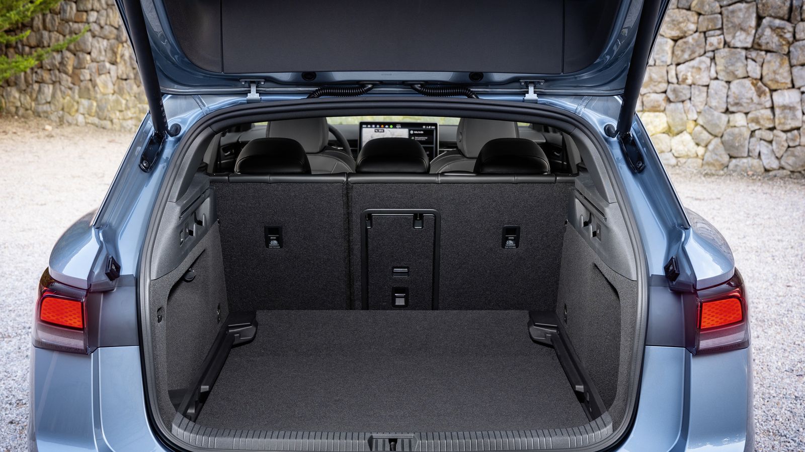 La capacidad del maletero de este Tourer es algo menor que la del Passat Variant, pero aún considerable.