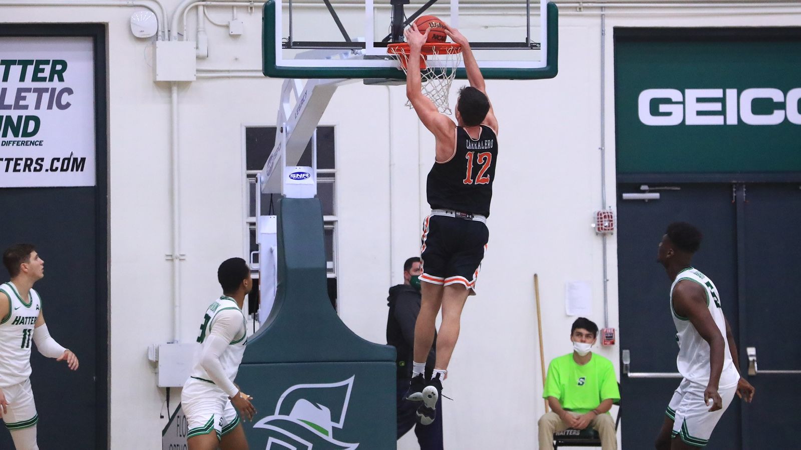 Jesús Carralero realiza un mate.