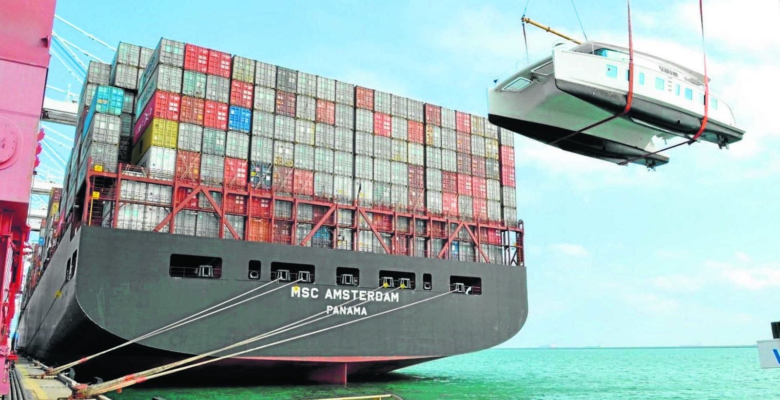 Tareas de supervisión de la carga de un yate.