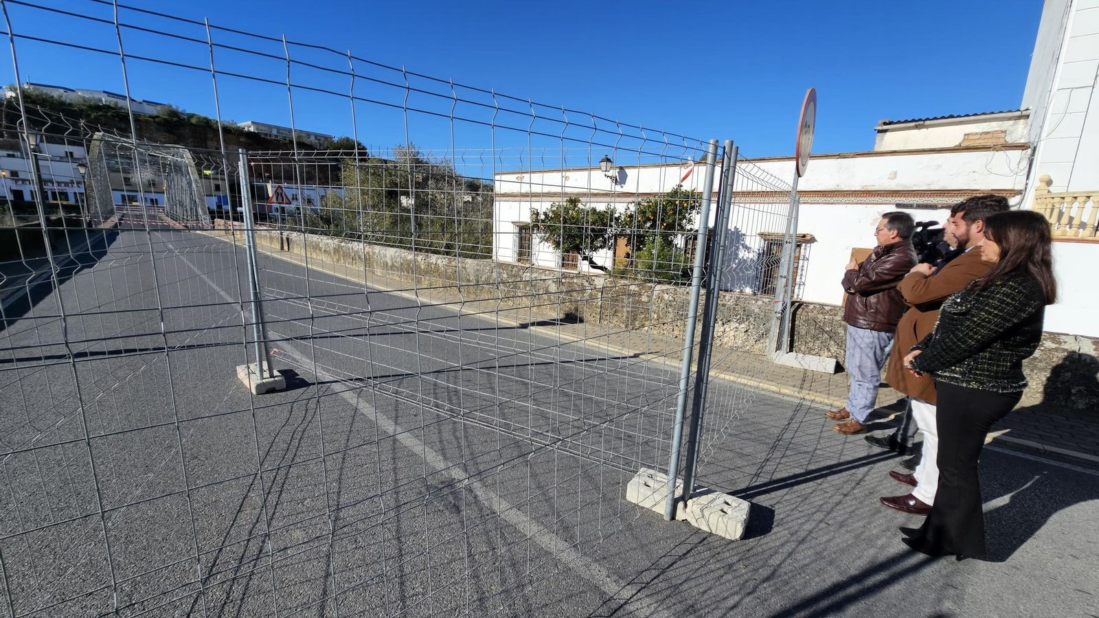 Vallas impiden el paso en el puente de San Miguel