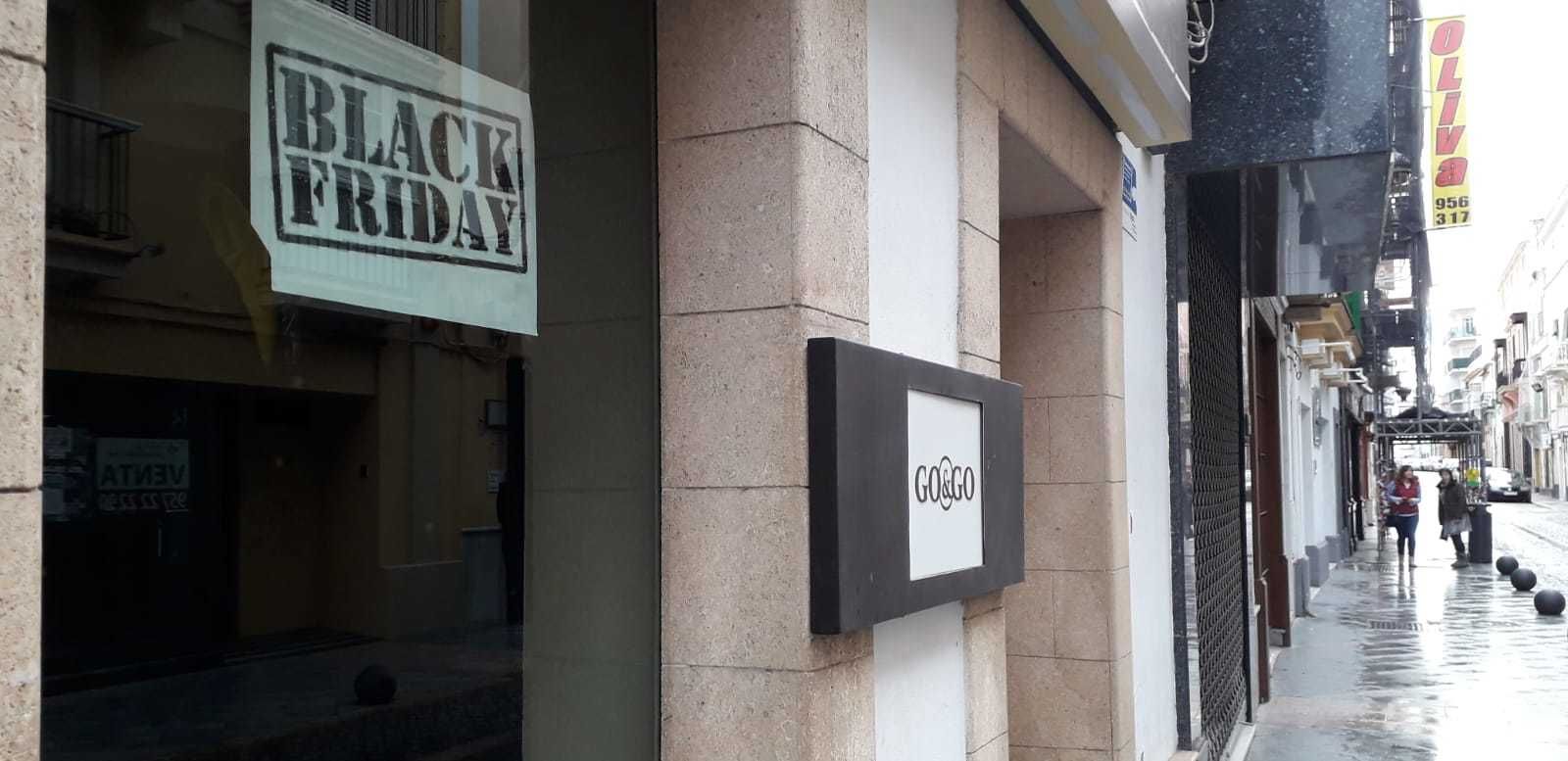 Imagen de unas de los comercios del centro durante el pasado viernes.