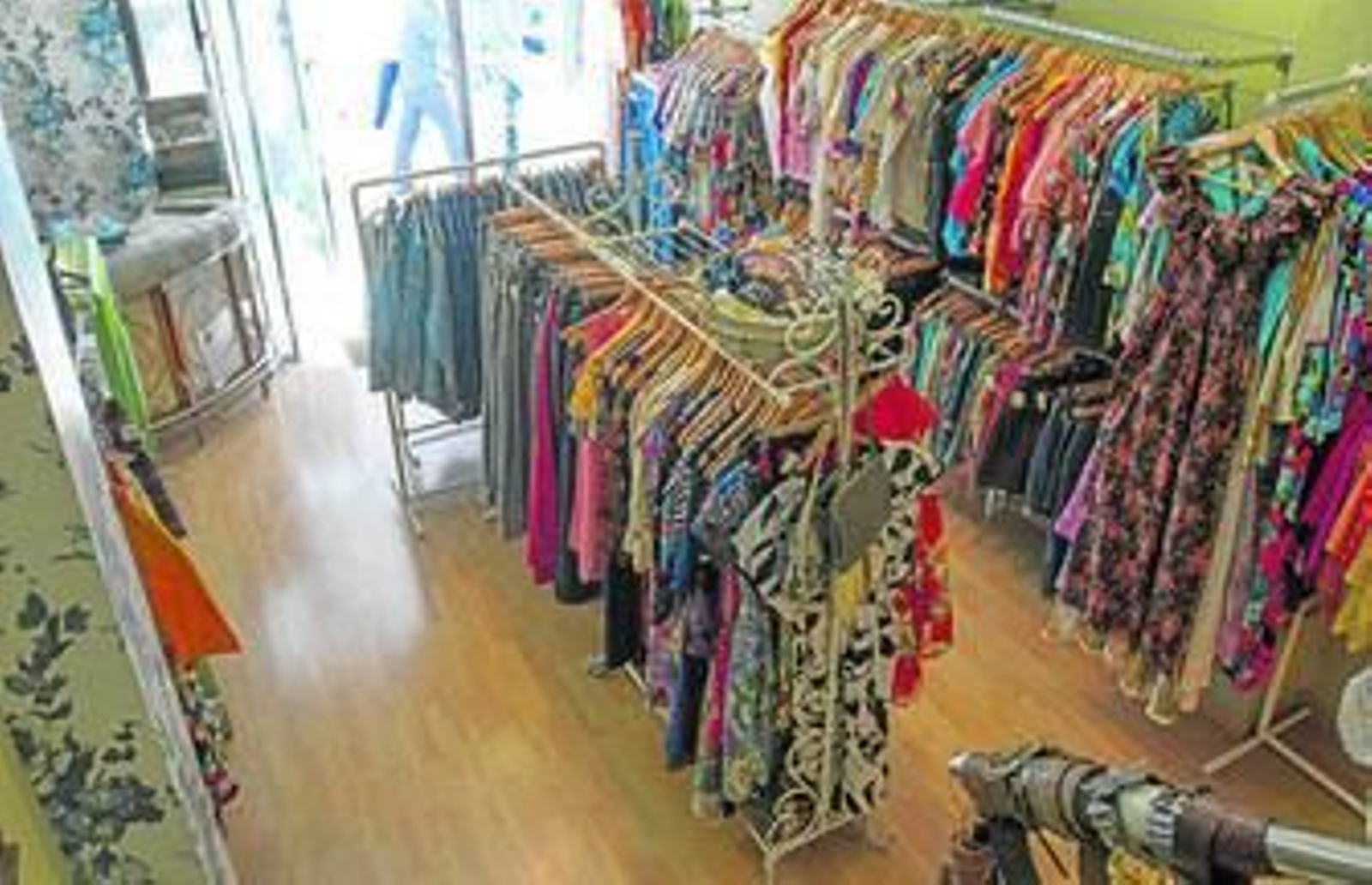 1. El interior de la tienda de segunda mano Oh Oh July. 2. Las camisas hawaianas son la prenda más demandada en verano. 3. En Lolita's Closet la decoración está en venta. 4. La cantante Anni B Sweet con ropa de Oh Oh July.