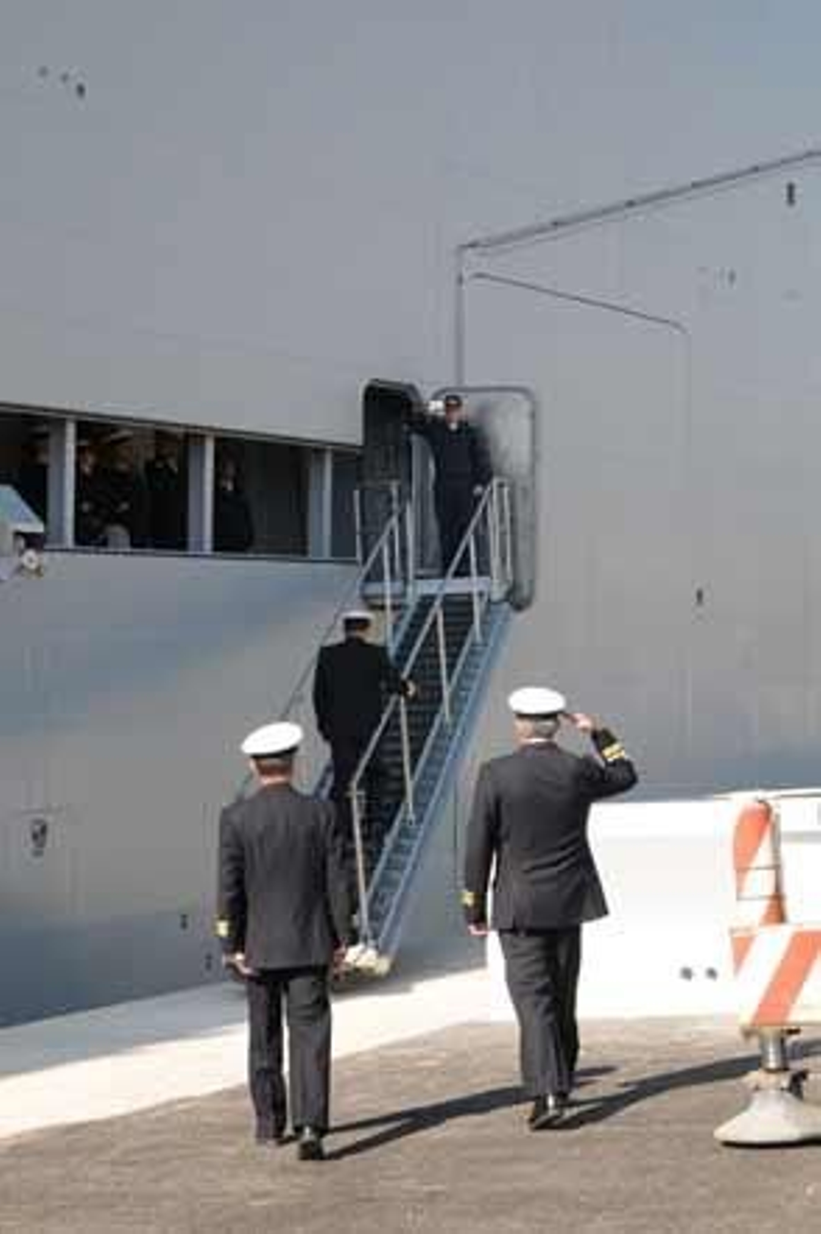El 'Juan Carlos I', el mayor barco de guerra de la historia de la Armada Española, ya está atracado en la Base de Rota

Foto: Javier Gonzalez