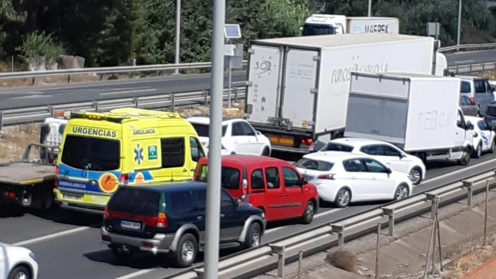 Una ambulancia intenta abrirse paso para llegar al lugar del accidente.