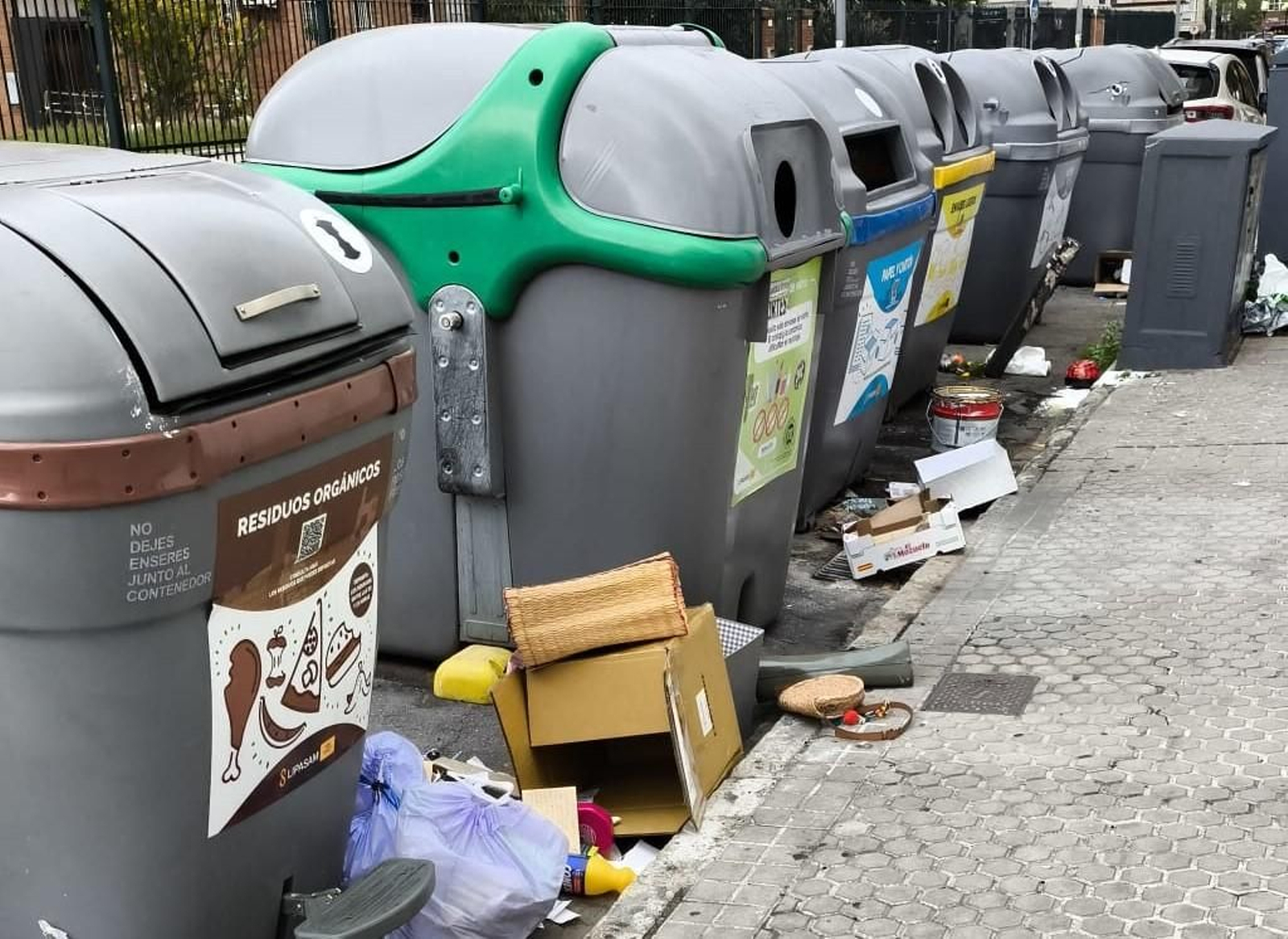 El único punto de contenedores de Rico Cejudo está en el número 4 y es un vertedero diario que denuncian los vecinos.