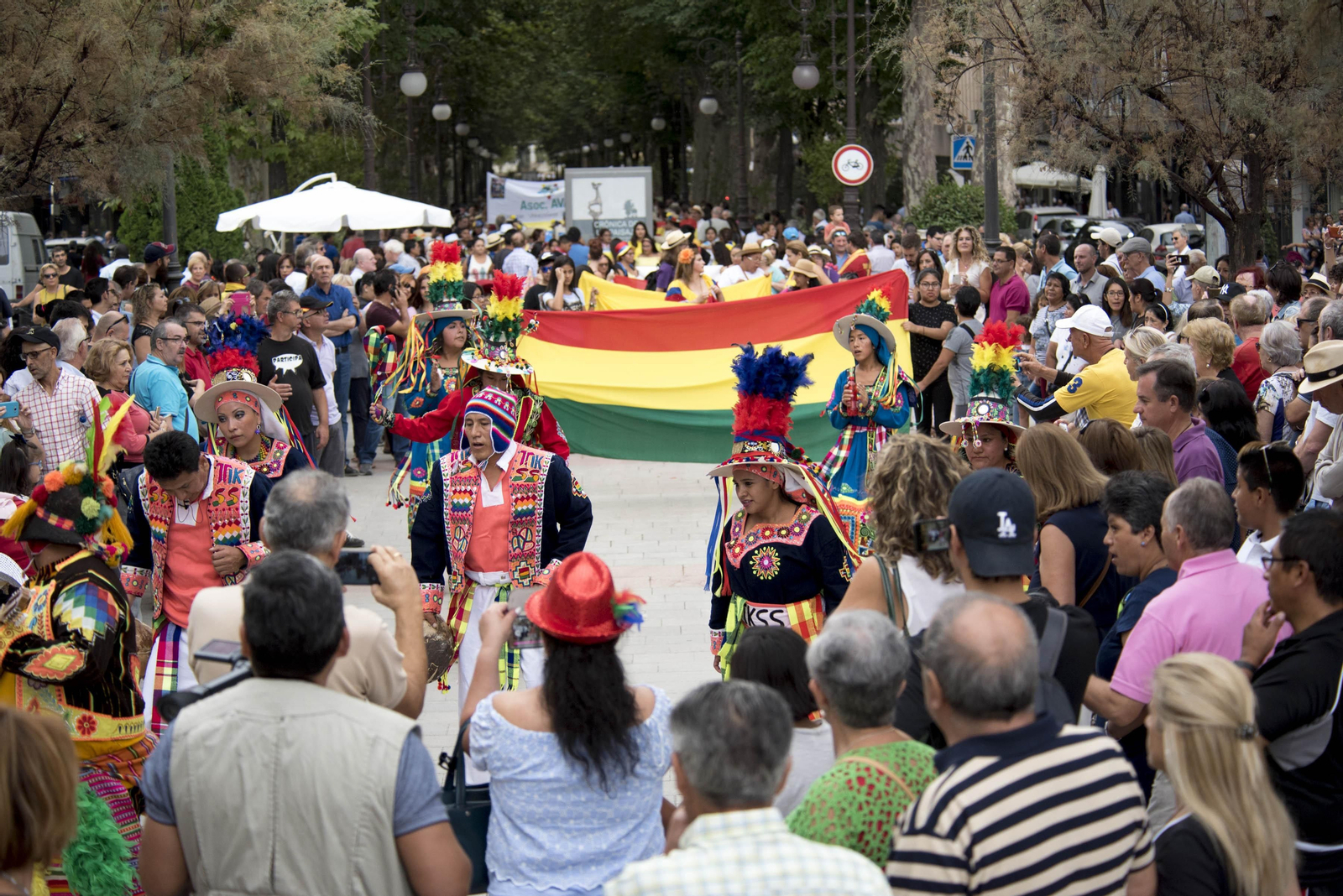 Un grupo de bolivianos pasea durante el último desfile.