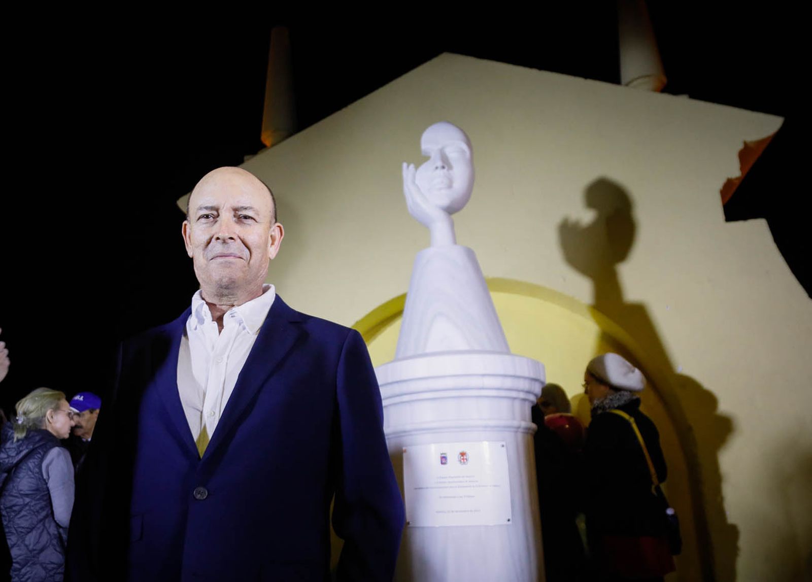 Imágenes del monolito en homenaje a las víctimas de violencia de género