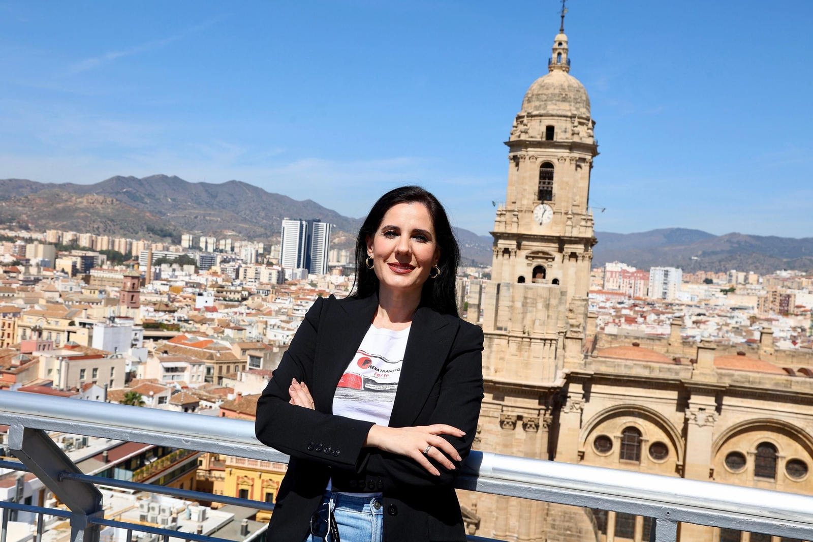 La cantante malagueña, frente a la Catedral.
