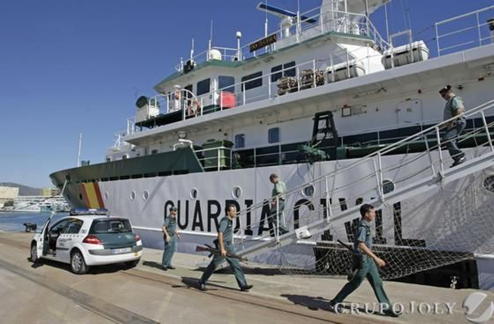 Don Juan Carlos muestra su apoyo a los pescadores y a la Guardia Civil por el trabajo que realizan./Erasmo Fenoy