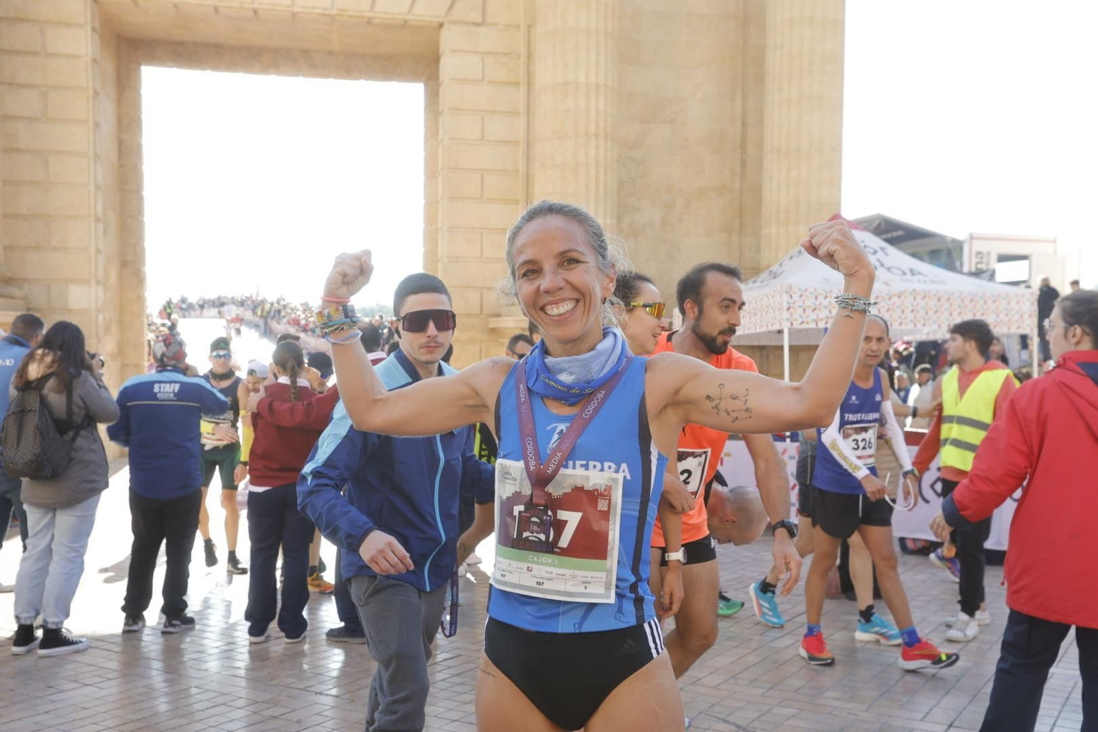 Media Maratón de Córdoba 2023: La gloria de cruzar la Puerta del Puente, en imágenes