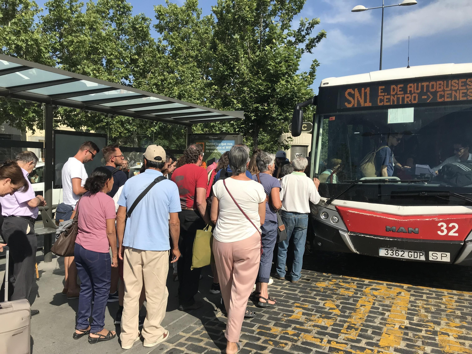 La espera generó una enorme cola en la Estación de Autobuses.