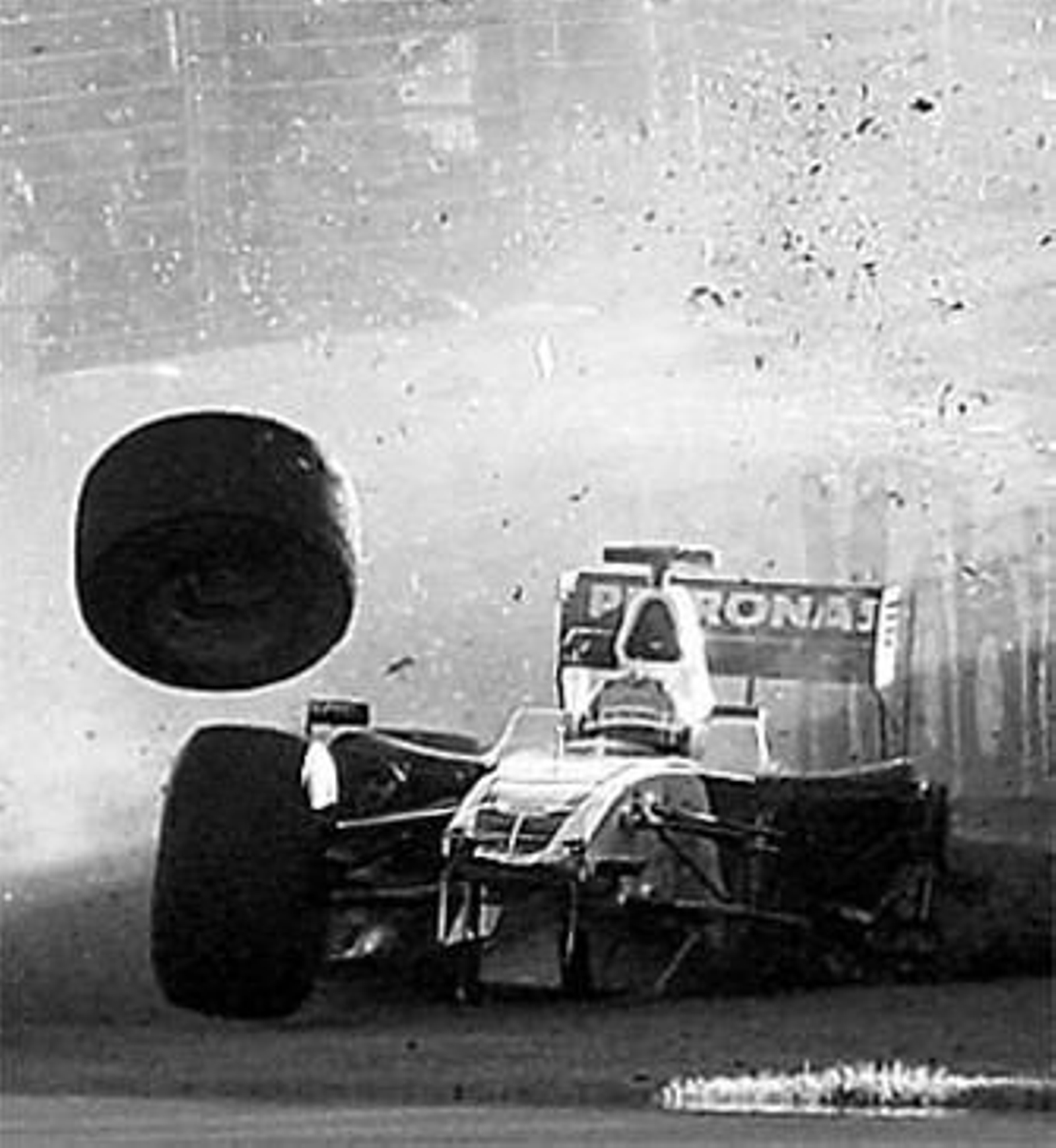 Los Brawn GP-Mercedes de Button y Barrichello cruzan la línea de meta.