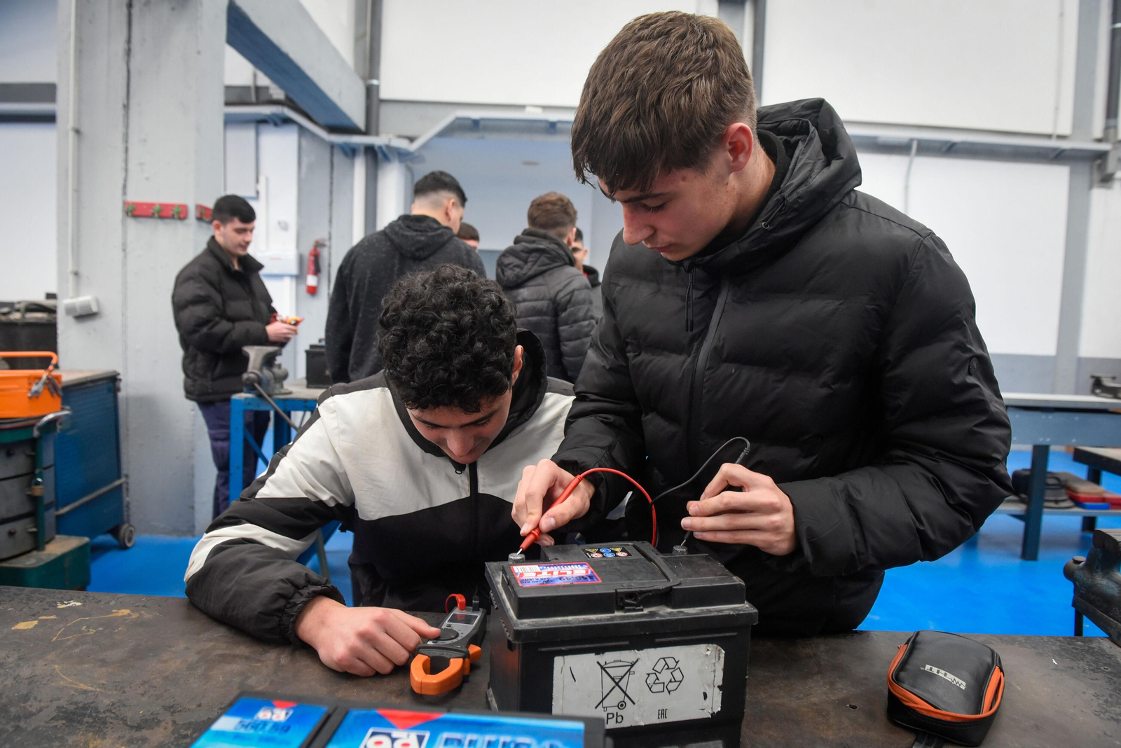 Estudiantes de Electromecánica del Altair.