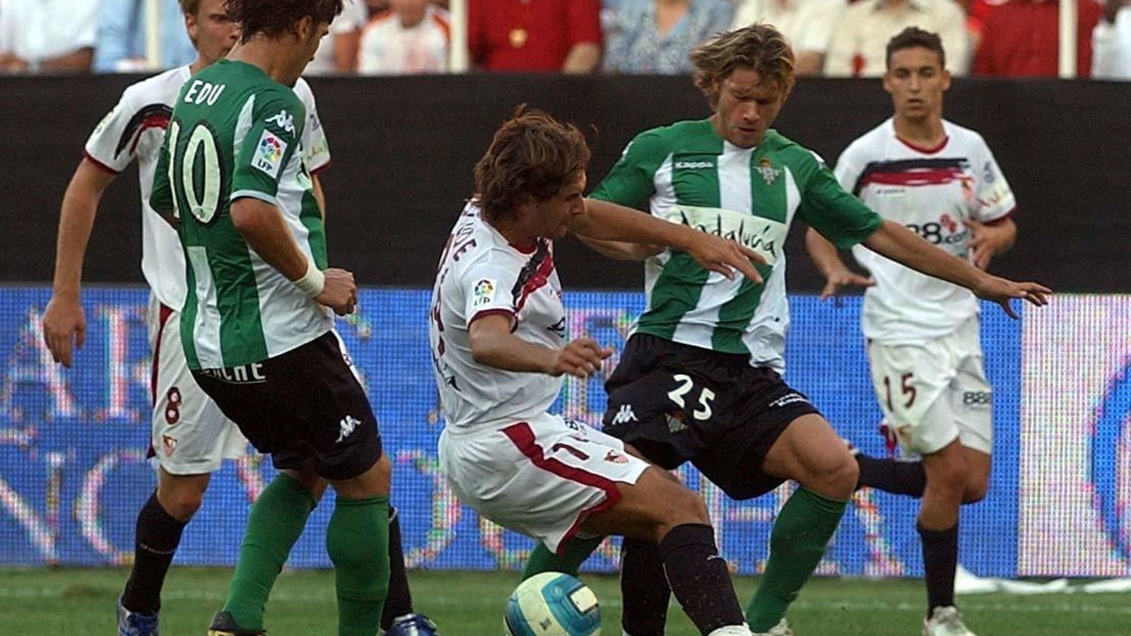 Escudé y Sobis forcejean en la polémica jugada que pudo marcar el derbi del 3-2.