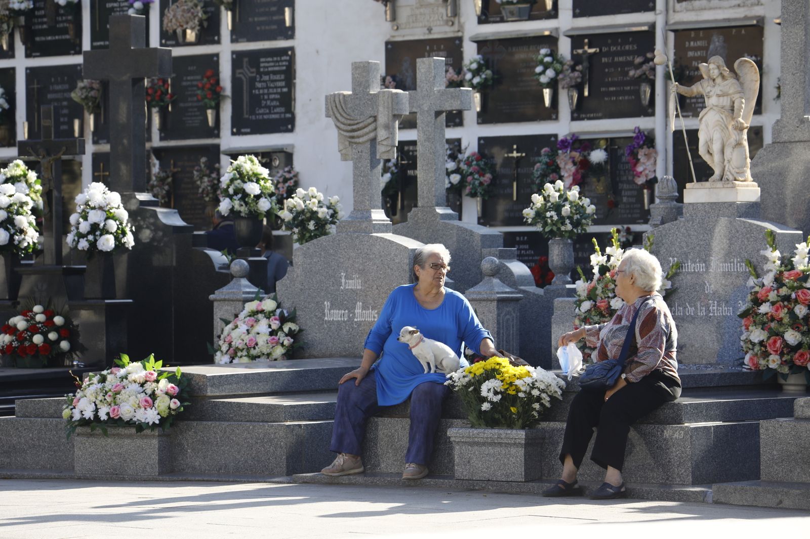 Las imágenes del día de Los Santos en los cementerios de Córdoba